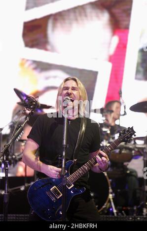 Il Chad Kroeger di Nickelback si esibisce dal vivo sul palco all'Arena 02. Foto Stock