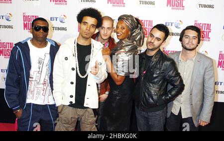 Akala e la sua band arrivano al BT Digital Music Awards 2008, presso la Roundhouse, a Camden, nel nord di Londra. Foto Stock