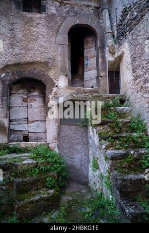 Assergi, L Aquila, Abruzzo, Italia: Antico borgo tipico di montagna danneggiato dal terremoto Foto Stock