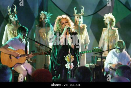 PER UN SOLO UTILIZZO EDITORIALE IN RELAZIONE ALLA BBC ELECTRIC PROMS. Goldfrapp si esibisce durante la BBC Electric Proms 2008, presso la Cecil Sharp House, Regents Park Road, a nord di Londra. Foto Stock