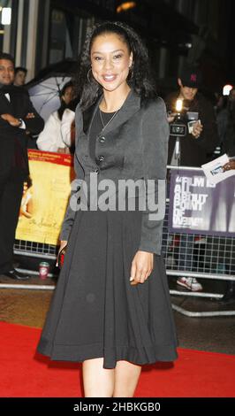 Sophie Okonedo arriva alla proiezione di 'The Secret Life of Bees' durante il Times BFI London Film Festival 2008, presso l'Odeon West End nel centro di Londra. Foto Stock