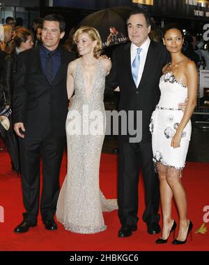 (Da sinistra a destra) Josh Brolin, Elizabeth Banks, Oliver Stone e Thandie Newton arrivano al Premier di 'W' in Leicester Square, Londra. Foto Stock