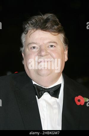 Robbie Coltrane arriva per la prima mondiale di 'Quantum of Solace' presso l'Odeon Leicester Square, WC2. Foto Stock