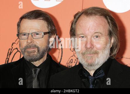 Benny Andersson (a destra) e Bjorn Ulvaeus da Abba arrivano al Music Industry Trusts' Award 2008 al Grosvenor Hotel, Park Lane nel centro di Londra. Foto Stock