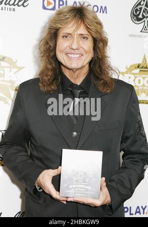 David Coverdale di Whitesnake con il premio Album dell'anno al Classic Rock Roll of Honours Awards al Park Lane Hotel di Londra. Foto Stock