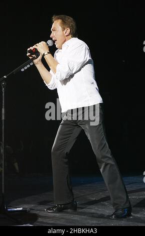 David Cassidy si esibisce dal vivo in concerto all'Hammersmith Apollo di Londra. Foto Stock