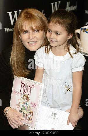 Sarah Ferguson, la duchessa di York, firma copie del suo nuovo libro per bambini Ã”Tea for Ruby” ad Harrods nel centro di Londra. Foto Stock