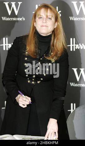 Sarah Ferguson, la duchessa di York, firma copie del suo nuovo libro per bambini Ã”Tea for Ruby” ad Harrods nel centro di Londra. Foto Stock