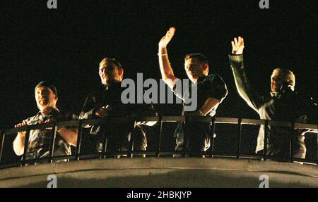 U2 suonano in cima alla BBC Broadcasting House a Portland Place, nel centro di Londra durante un concerto segreto. Foto Stock