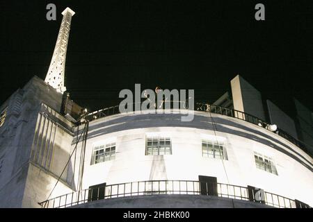 U2 suonano in cima alla BBC Broadcasting House a Portland Place, nel centro di Londra durante un concerto segreto. Foto Stock