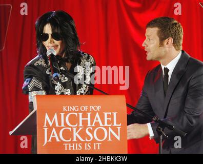 Michael Jackson con il presentatore Dermot o'Leary come cantante annuncia le sue ultime esibizioni a Londra nel mese di luglio alla Arena O2 durante una conferenza stampa tenutasi alla Arena O2 di Greenwich, Londra. Foto Stock