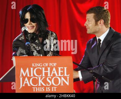 Michael Jackson con il presentatore Dermot o'Leary come cantante annuncia le sue ultime esibizioni a Londra nel mese di luglio alla Arena O2 durante una conferenza stampa tenutasi alla Arena O2 di Greenwich, Londra. Foto Stock