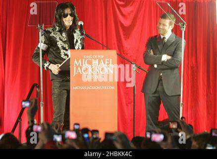 Michael Jackson con il presentatore Dermot o'Leary come cantante annuncia le sue ultime esibizioni a Londra nel mese di luglio alla Arena O2 durante una conferenza stampa tenutasi alla Arena O2 di Greenwich, Londra. Foto Stock