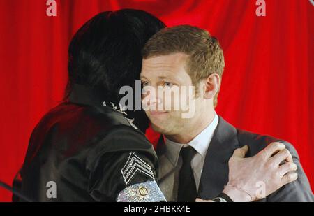 Il presentatore Dermot o'Leary di Michael Jackson, mentre il cantante annuncia i suoi piani per le sue ultime esibizioni a Londra nel mese di luglio presso la O2 Arena durante una conferenza stampa tenutasi alla O2 Arena di Greenwich, Londra. Foto Stock