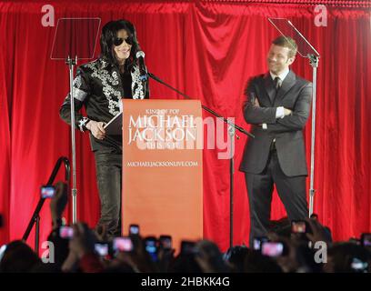 Michael Jackson e il presentatore Dermot o'Leary, mentre il cantante annuncia i piani per le sue ultime esibizioni a Londra nel mese di luglio presso l'Arena O2 durante una conferenza stampa tenutasi presso l'Arena O2 di Greenwich, Londra. Foto Stock