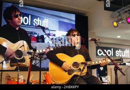 Ian Brodie si esibisce al Mojo Honors List Nominees 2009 alla HMV Oxford Street, Londra. Foto Stock