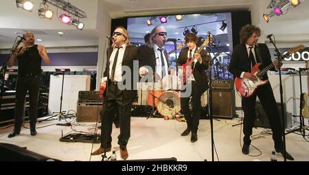 John Povey, Phil May e Frank Holland of the Pretty Things si esibisce con la sua band all'annuncio del 2009 dei Mojo Honors List Nominees all'HMV Oxford Street di Londra. Foto Stock