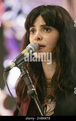 Alejandra Deheza of School of Seven Bells si esibisce al 2009 Mojo Honors List Nominees annuncio a HMV Oxford Street nel centro di Londra. Foto Stock