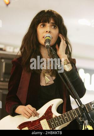 Alejandra Deheza of School of Seven Bells si esibisce al 2009 Mojo Honors List Nominees annuncio a HMV Oxford Street nel centro di Londra. Foto Stock