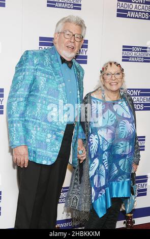 Rolf Harris e la moglie ALWEN Hughes arrivano al Sony radio Academy Awards al Grosvenor Hotel di Londra Foto Stock