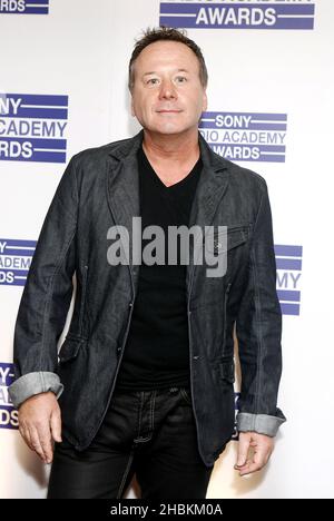 Jim Kerr of Simple Minds arriva ai Sony radio Academy Awards al Grosvenor Hotel di Londra. Foto Stock