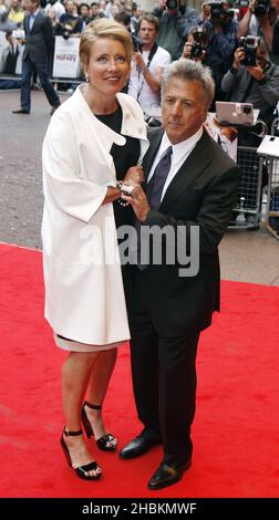 Emma Thompson e Dustin Hoffman arrivano al Gala Premiere di Last Chance Harvey all'Odeon West End di Londra. Foto Stock