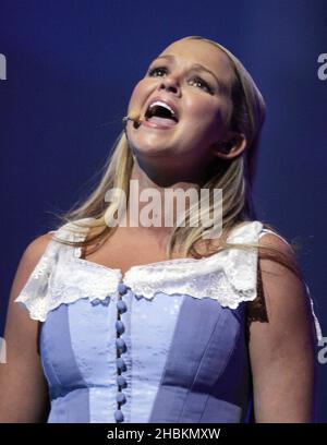 Jennifer Ellison durante una prova di vestito della guerra dei mondi a Elstree Studios, Borehamwood in Hertfordshire. Foto Stock