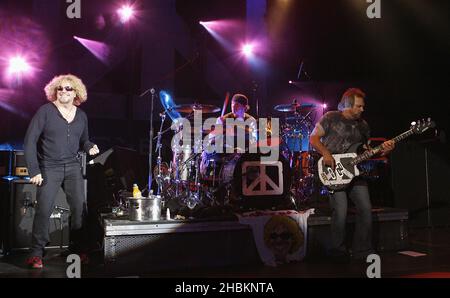 Sammy Hagar e Mark Anthony di Van Halen e Chad Smith di Red Hot Chili Peppers suonano con Chickenfoot al Shepherd's Bush Empire di Londra. Foto Stock