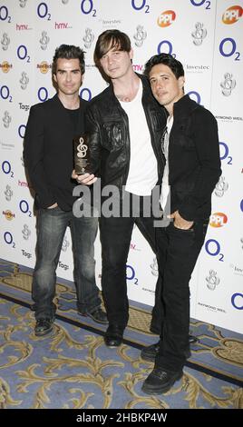 Imbarazzato al 1600 Venerdì 3 luglio. Stereophonics con il premio per la British Band del 2009 ai Silver Clef Awards del O2 all'Hilton Hotel nel centro di Londra. Foto Stock