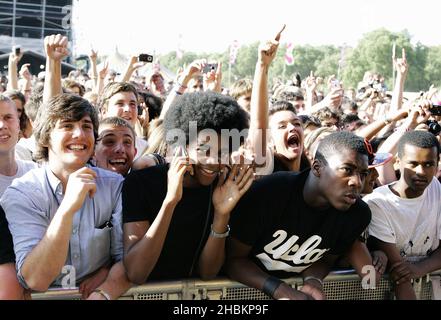 La folla guarda le esibizioni al Wireless Festival O2 di Hyde Park, nel centro di Londra. Foto Stock