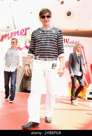 Morten Harket (voce); Pal Waaktaar (chitarra) e Magne Furuholmen si esibiscono allo Shimmer 09l presso il Westfield Shopping Centre di Londra. Foto Stock