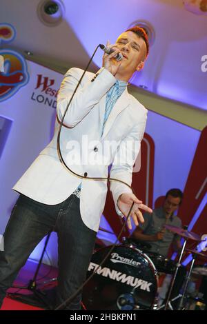FrankMusik suona un concerto gratuito al Westfield Shopping Centre di Londra. Foto Stock