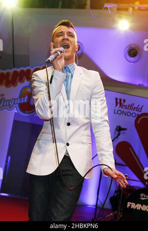 FrankMusik suona un concerto gratuito al Westfield Shopping Centre di Londra. Foto Stock
