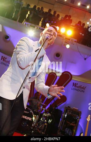 FrankMusik suona un concerto gratuito al Westfield Shopping Centre di Londra. Foto Stock