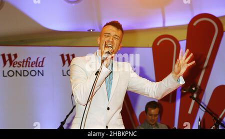 FrankMusik suona un concerto gratuito al Westfield Shopping Centre di Londra. Foto Stock