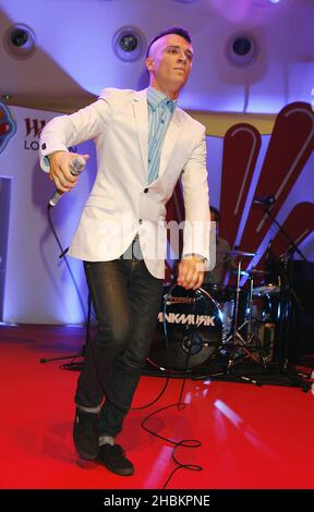 FrankMusik suona un concerto gratuito al Westfield Shopping Centre di Londra. Foto Stock