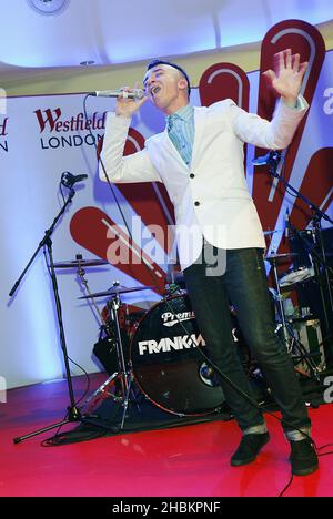 FrankMusik suona un concerto gratuito al Westfield Shopping Centre di Londra. Foto Stock