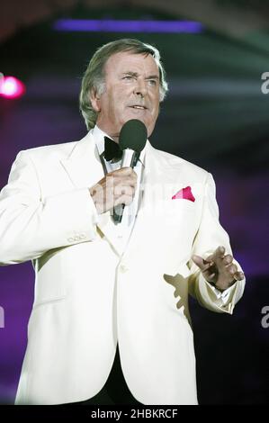 Terry Wogan ospita sul palco la BBC Proms a Hyde Park, Londra. Foto Stock