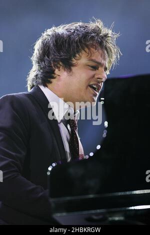 Jamie Cullum suona sul palco al concerto "We Love Abba, Thank You for the Music" di Hyde Park, Londra. Foto Stock