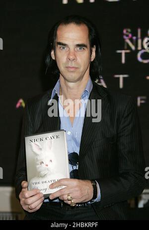 Nick Cave autografa il suo nuovo libro "The Death of Bunny Munro" all'HMV di Oxford Street, Londra Foto Stock