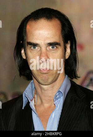 Nick Cave autografa il suo nuovo libro "The Death of Bunny Munro" all'HMV di Oxford Street, Londra Foto Stock