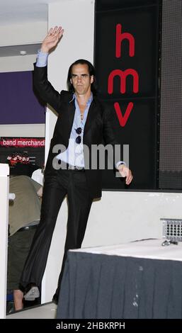 Nick Cave autografa il suo nuovo libro "The Death of Bunny Munro" all'HMV di Oxford Street, Londra Foto Stock