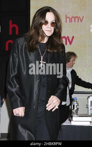 Ozzy Osbourne firma copie del suo nuovo libro, 'i am Ozzy' a HMV, Oxford Street, Londra Foto Stock