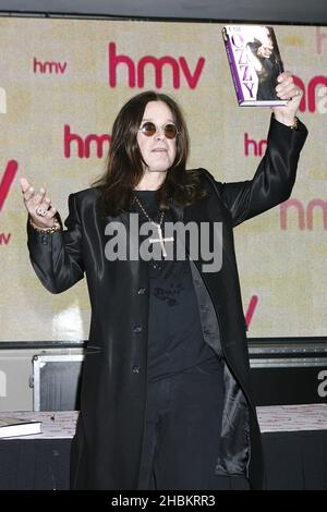 Ozzy Osbourne firma copie del suo nuovo libro, 'i am Ozzy' a HMV, Oxford Street, Londra Foto Stock