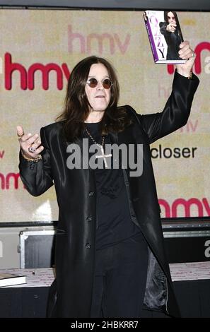 Ozzy Osbourne firma copie del suo nuovo libro, 'i am Ozzy' a HMV, Oxford Street, Londra Foto Stock