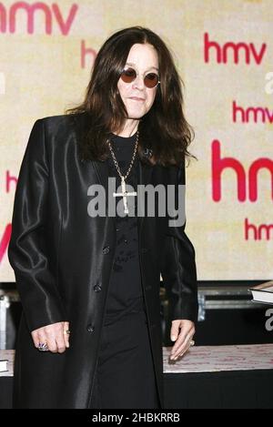 Ozzy Osbourne firma copie del suo nuovo libro, 'i am Ozzy' a HMV, Oxford Street, Londra Foto Stock