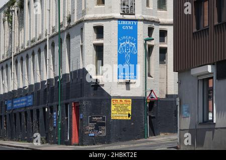 NOTTINGHAM, REGNO UNITO - 16 luglio 2021: Un vecchio edificio ora occupato dalla Liberty Gym all'angolo tra Manvers Street e Lower Eldon Street a Notti Foto Stock