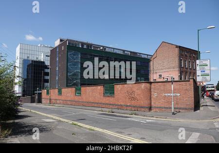 NOTTINGHAM, REGNO UNITO - 16 luglio 2021: Un mix di architettura storica e contemporanea su Evelyn Street a Nottingham Foto Stock