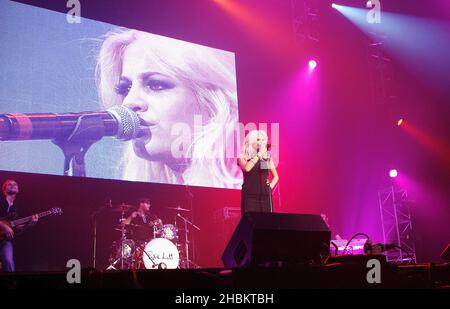 Pixie Lott si esibisce sul palco presso il Centeneary Big Gig del Girlguiding UK alla Wembley Arena di Londra. Foto Stock