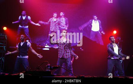 Jonathan 'JB' Gill, Marvin Humes, Oritsé Williams e Aston Merrygold del gruppo di boyband JLS suonano sul palco al Centeneary Big Gig del Girlguiding UK alla Wembley Arena di Londra. Foto Stock